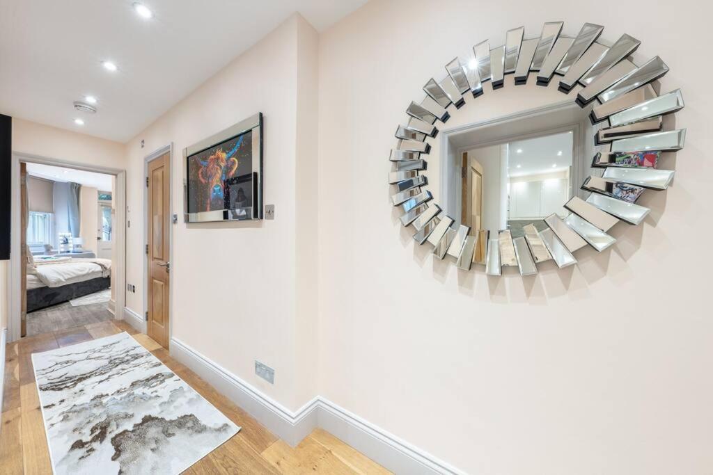 2 Bed / 2 Bath Versace Apartment In Knightsbridge Londen Buitenkant foto