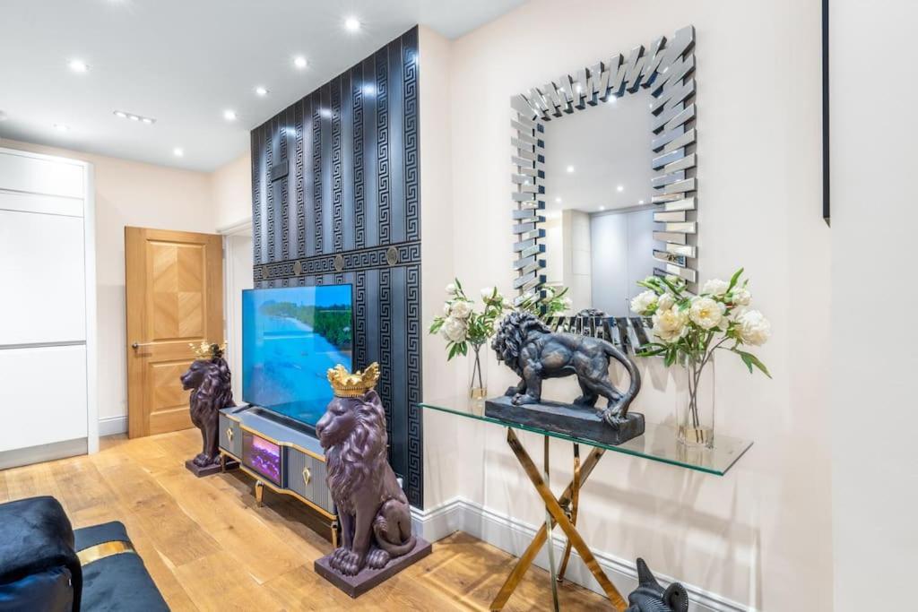 2 Bed / 2 Bath Versace Apartment In Knightsbridge Londen Buitenkant foto