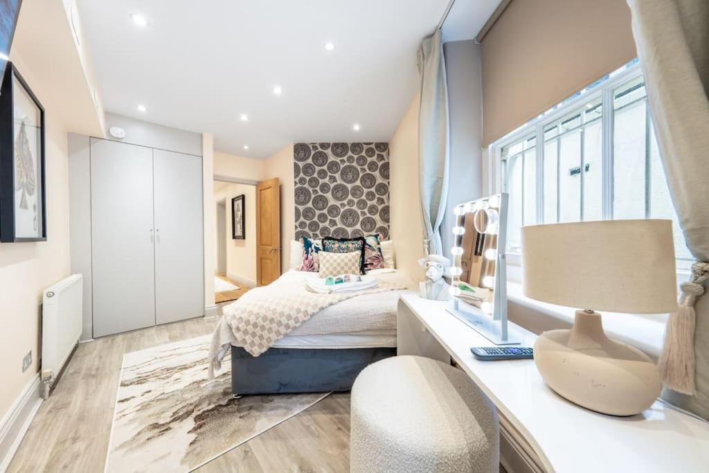 2 Bed / 2 Bath Versace Apartment In Knightsbridge Londen Buitenkant foto