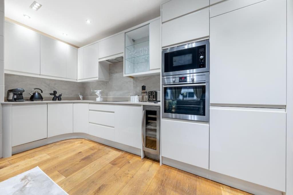 2 Bed / 2 Bath Versace Apartment In Knightsbridge Londen Buitenkant foto